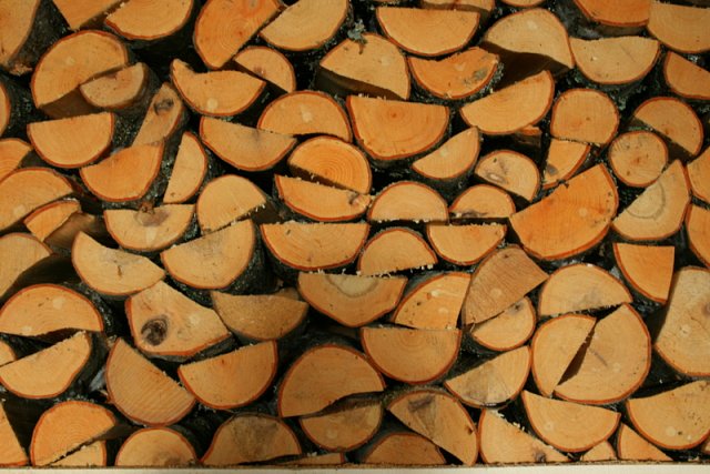 Split logs in drying frame